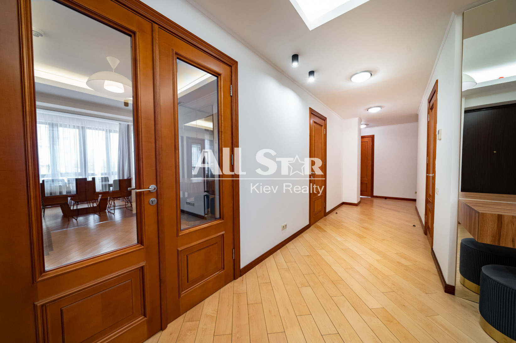 3 BD Apartment for rent in Kiev,  18Б Instytutska St 1