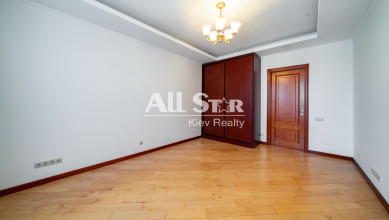 Instytutska St 18Б sub 8