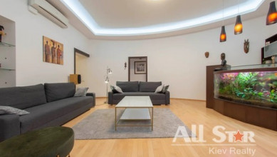 Трехсвятительская ул. 13 sub 5