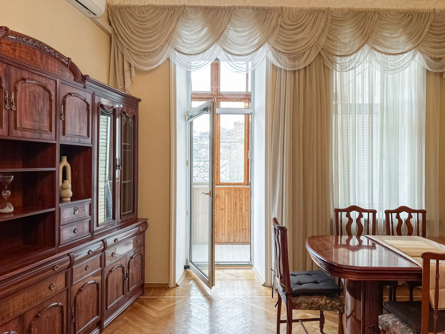 Аренда 4к квартиры в Киеве,  Золотые Ворота, Некрасовская ул., 6 8