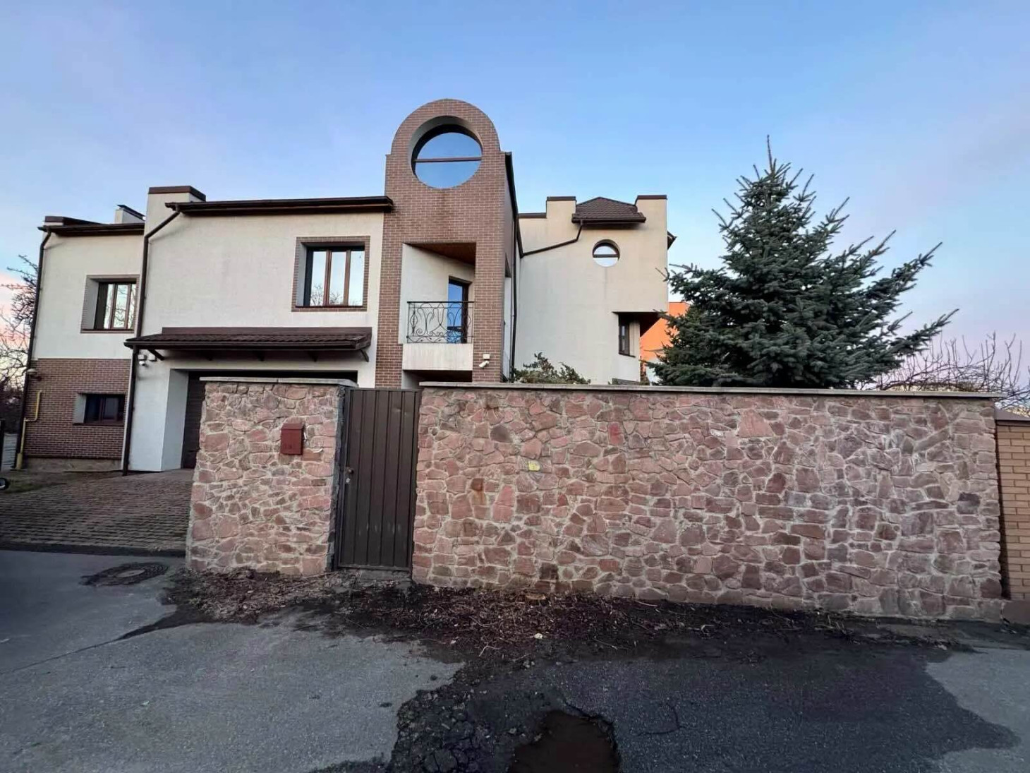 Аренда 8к дома в Киеве,  Ужгородская ул. 1